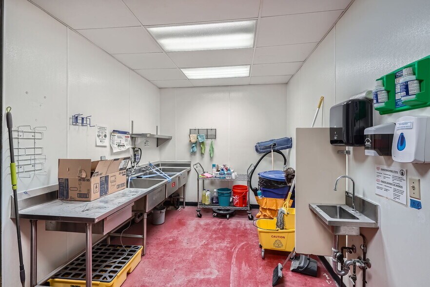 More Photos Of 573 S Arthur Ave, Louisville Warehouse For Sale