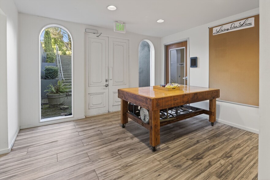 More Photos Of 4540 SW Kelly Ave, Portland Office For Sale