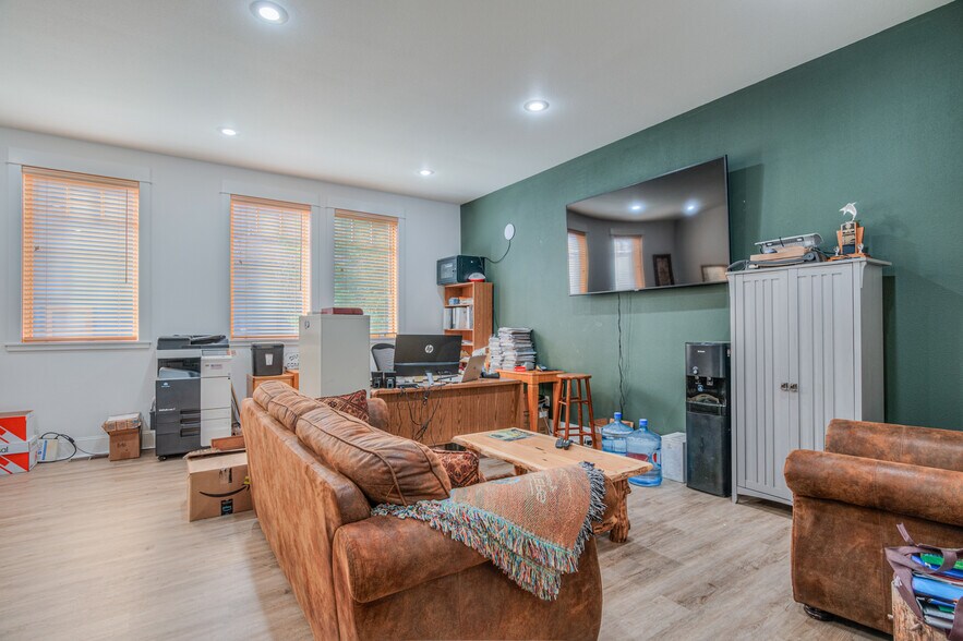 More Photos Of 257 S Pine St, Sisters Office For Sale