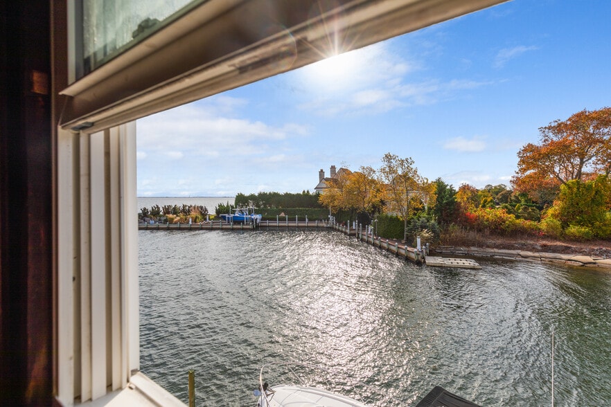 More Photos Of 24 Cottage Ave, Bay Shore Marina For Sale