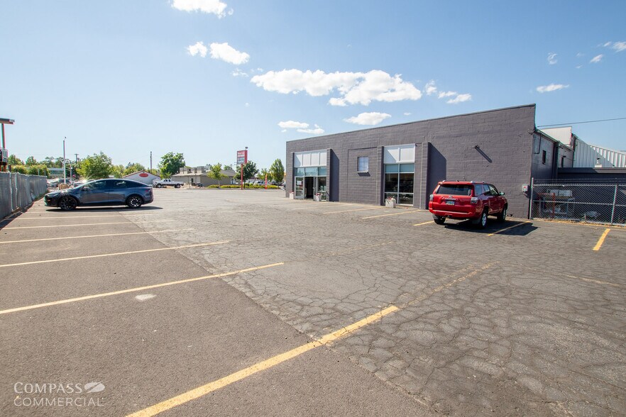 More Photos Of 798 NW 5th St, Redmond Storefront For Lease