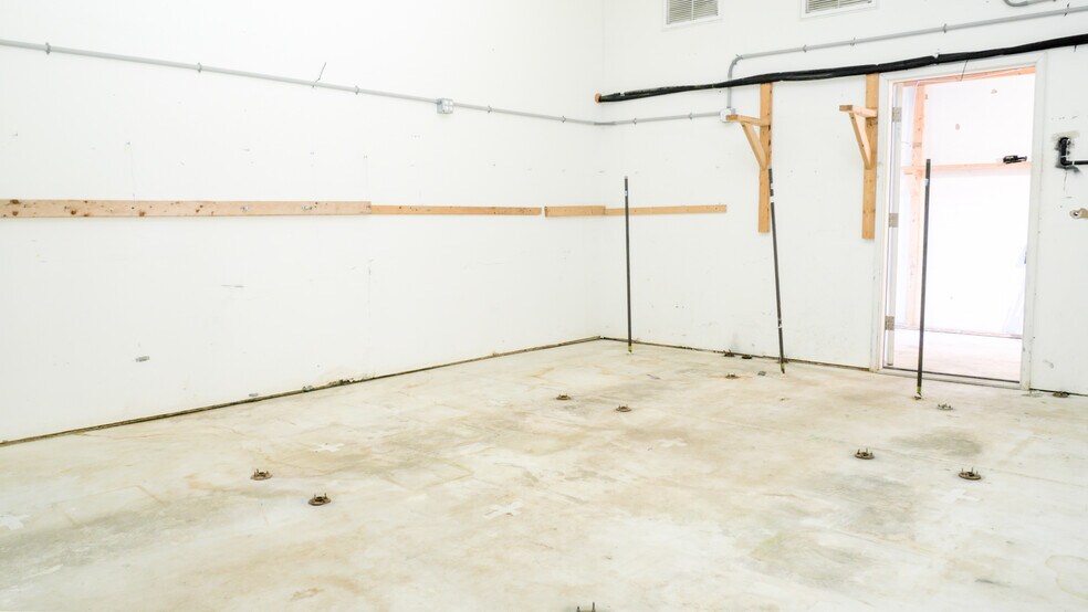 More Photos Of 440 Dry Bridge Rd, North Kingstown Warehouse For Sale