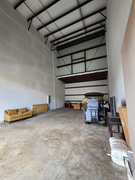 More Photos Of 72 Ulupono 85, Lahaina Warehouse For Sale