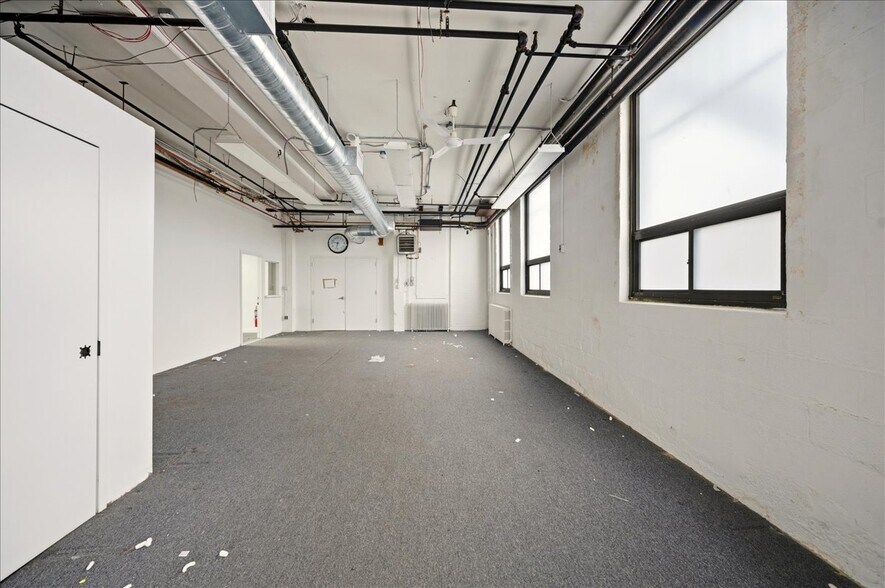 More Photos Of 20 North Ave, Larchmont Warehouse For Lease