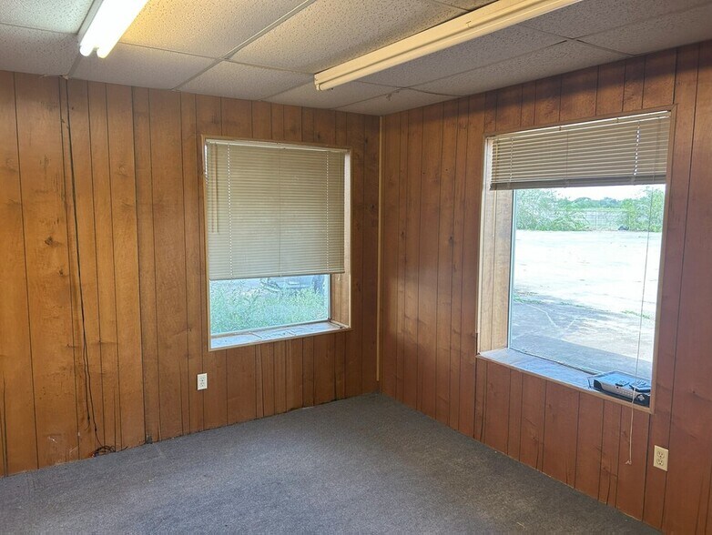 More Photos Of 9225 Leopard St, Corpus Christi Service For Sale