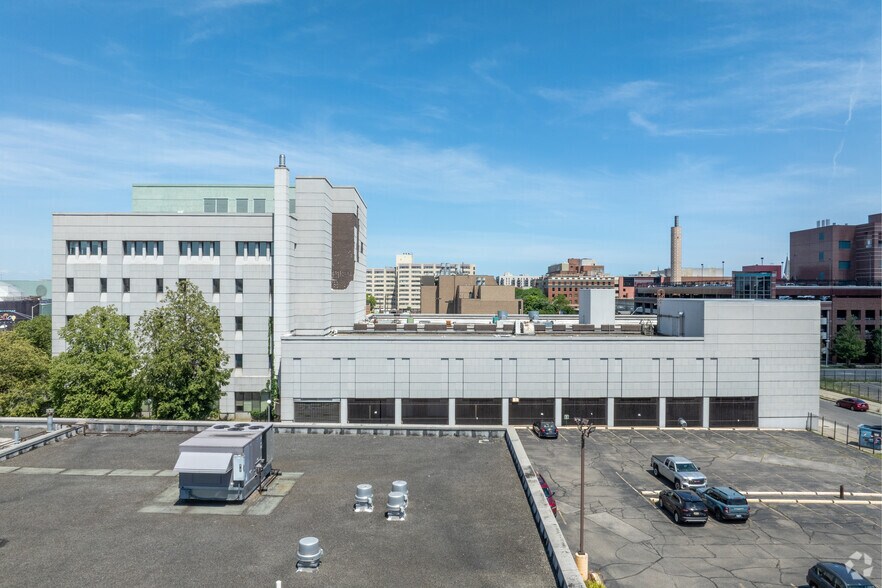 More Photos Of 110 E Warren Ave, Detroit Medical For Lease