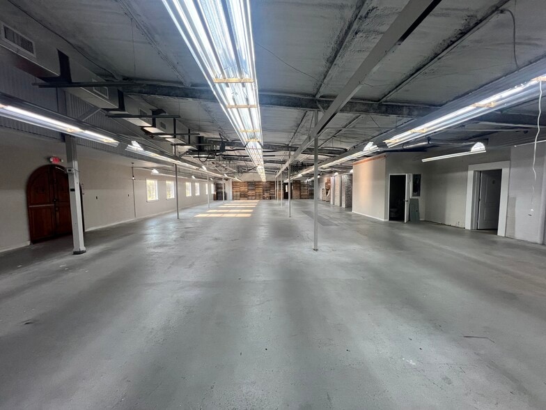 More Photos Of 10630 Commerce Row, Montgomery Restaurant For Lease
