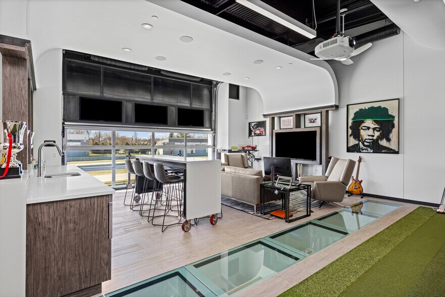 More Photos Of 135 W Speed Way, Pontiac Showroom For Sale