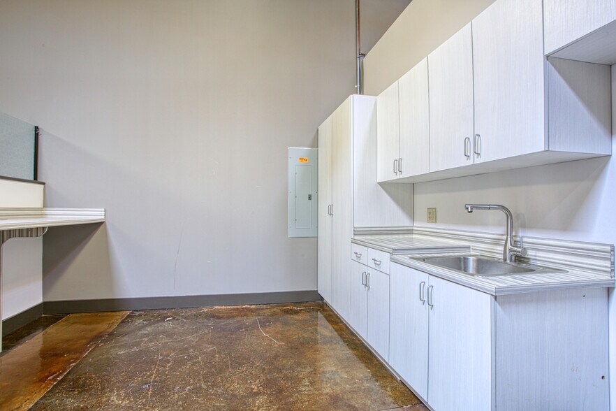 More Photos Of 5256 Peachtree Rd, Atlanta Loft Creative Space For Lease