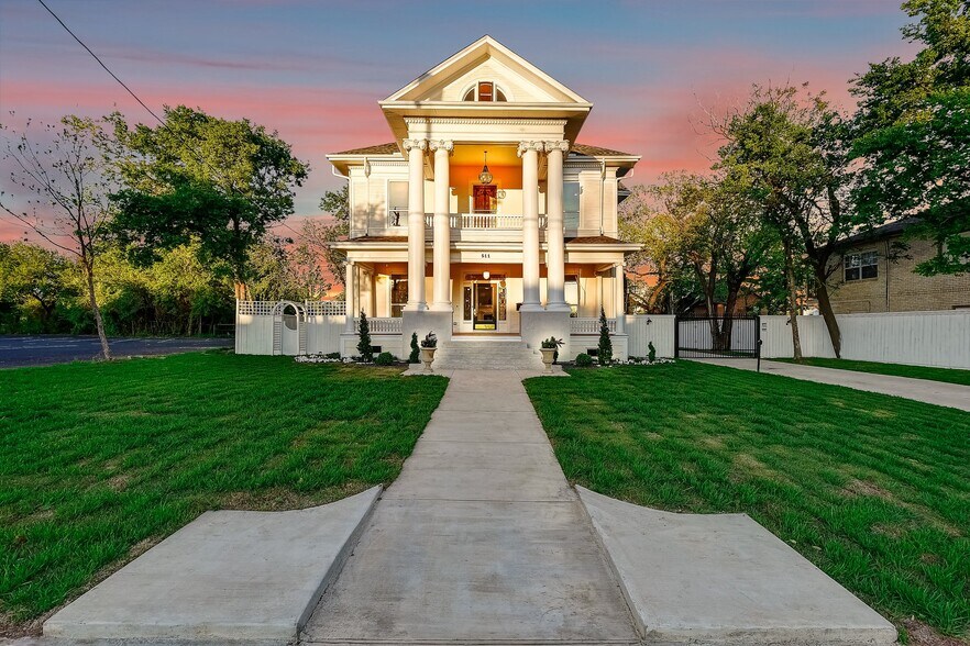 More Photos Of 511 S Travis St, Sherman Office For Sale