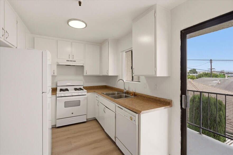 More Photos Of 13801 Yukon Ave, Hawthorne Apartments For Sale