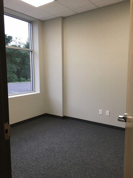 More Photos Of 123 Poplar Pointe Dr, Mooresville Flex For Lease