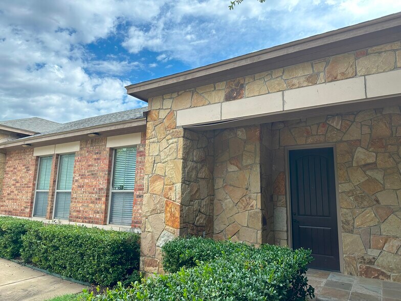 More Photos Of 7625 Bellaire Dr S, Fort Worth Office For Lease