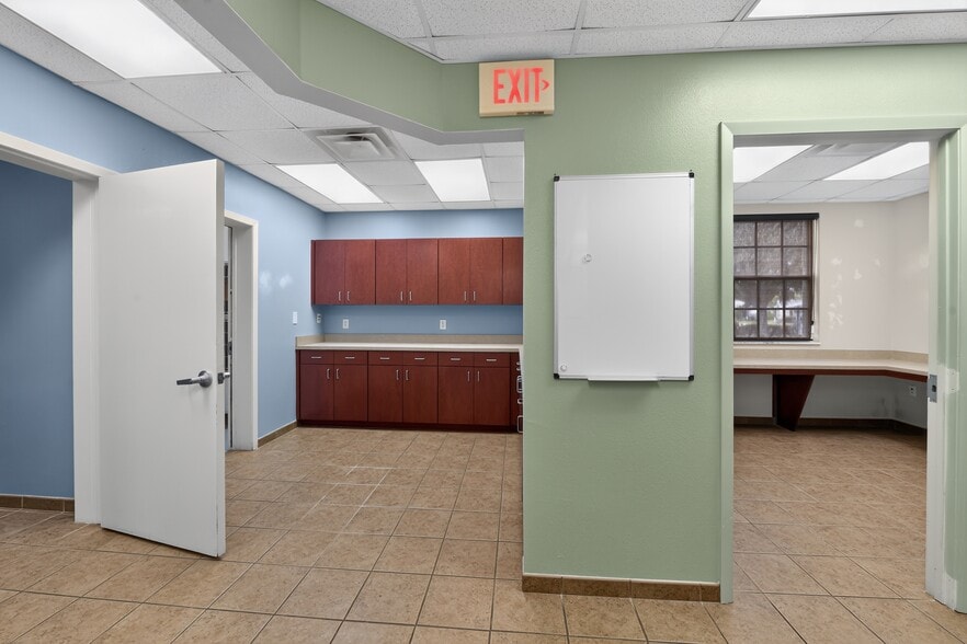 More Photos Of 2555 Pinellas Point Dr S, Saint Petersburg Veterinarian Kennel For Sale