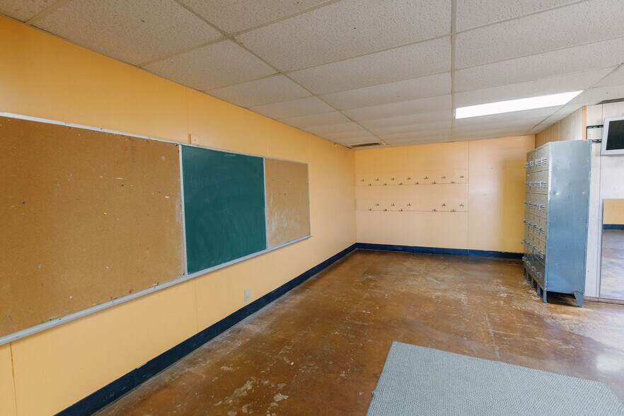 More Photos Of 1522 Weeks St, Wichita Falls Office For Sale