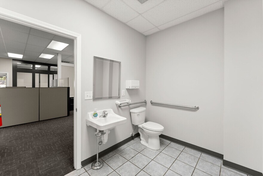 More Photos Of 3917 Old Flowery Branch Rd, Oakwood Flex For Lease