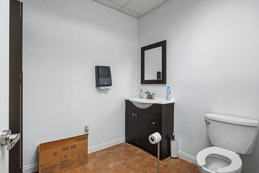 More Photos Of 6045-6047 Vineland Ave, North Hollywood Office For Sale
