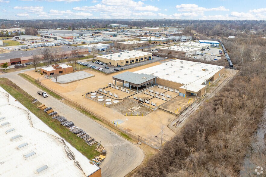 More Photos Of 2646 Metro Blvd, Maryland Heights Distribution For Lease