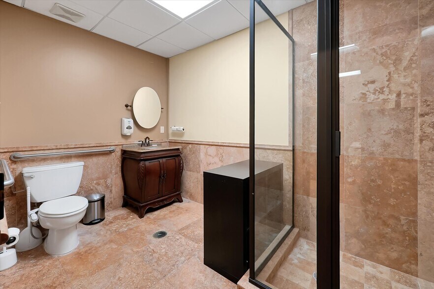 More Photos Of 8810 Commodity Cir, Orlando Showroom For Lease