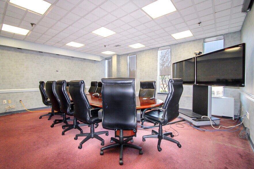 More Photos Of 2 Elm St, Windsor Locks Office For Lease