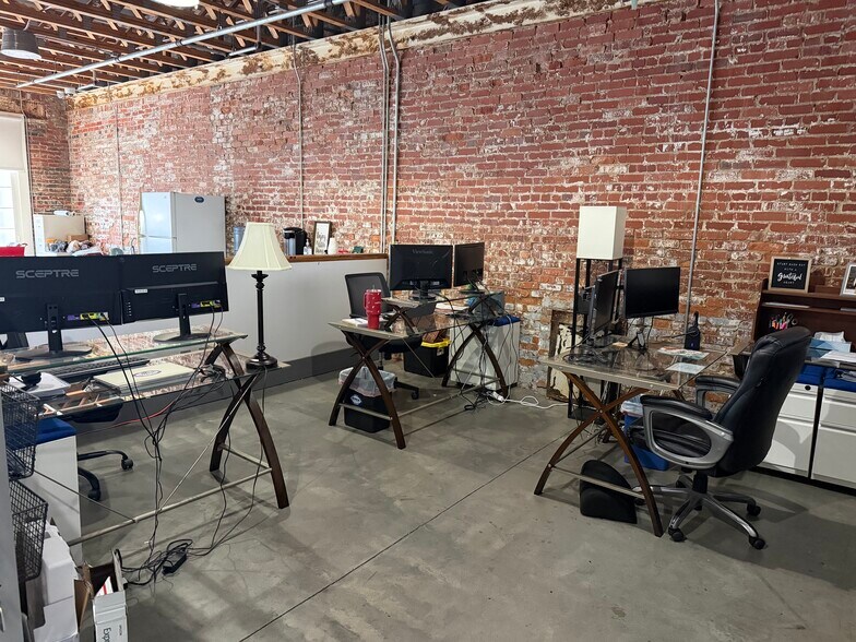 More Photos Of 209 S Wall St, Calhoun Storefront For Lease