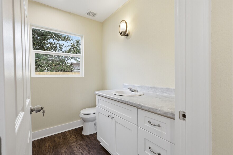 More Photos Of 1410 Fannin St, Columbus Office For Sale