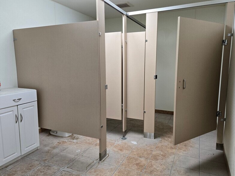 More Photos Of 7751 Burnet Ave, Van Nuys Warehouse For Lease