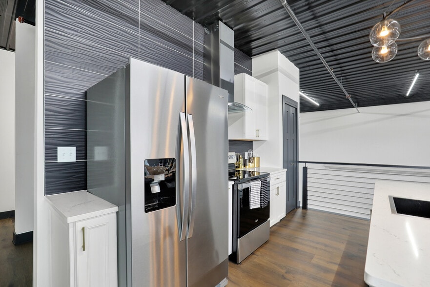 More Photos Of 17725 Motor District Cir, Carmel Showroom For Sale