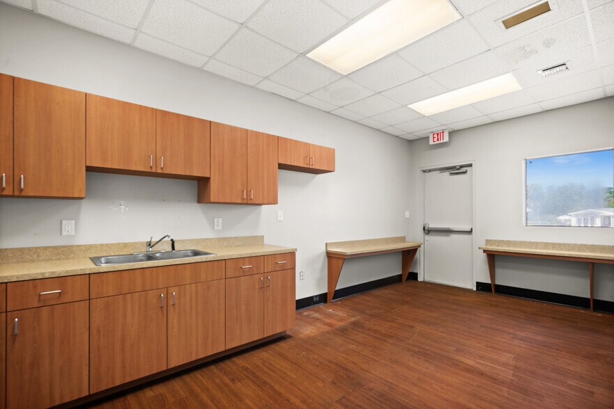 More Photos Of 13540 Walsingham Rd, Largo Medical For Sale