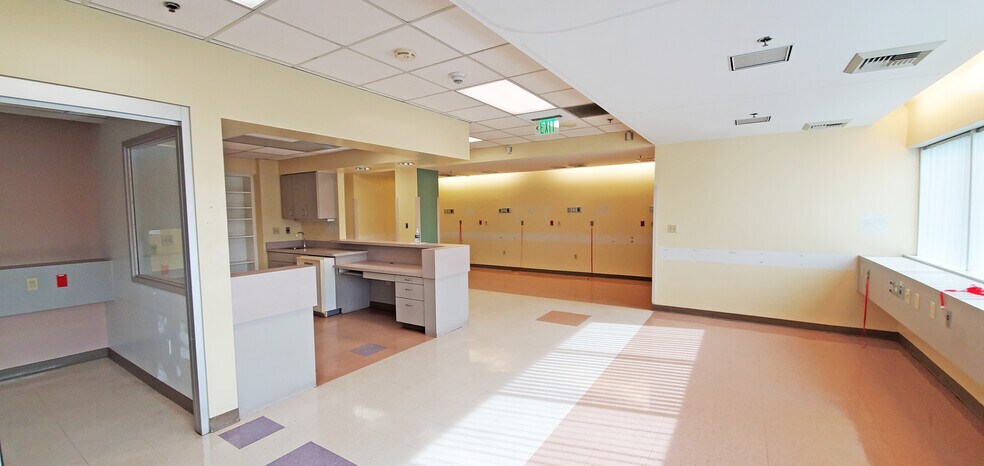 More Photos Of 12660 Riverside Dr, Valley Village Medical For Lease