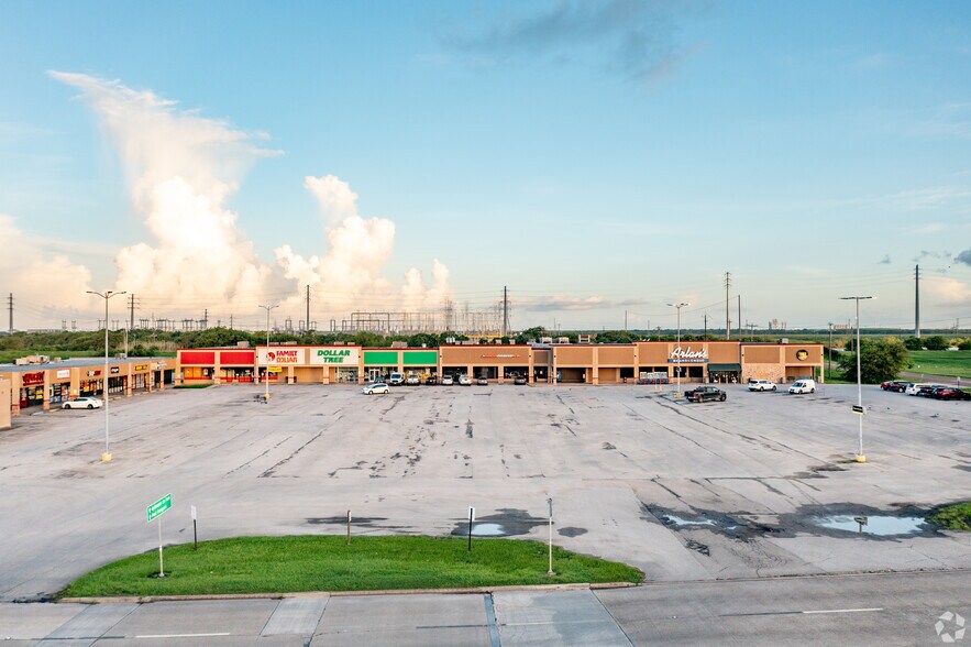 More Photos Of 301-327 S Brazosport Blvd, Freeport Storefront For Lease