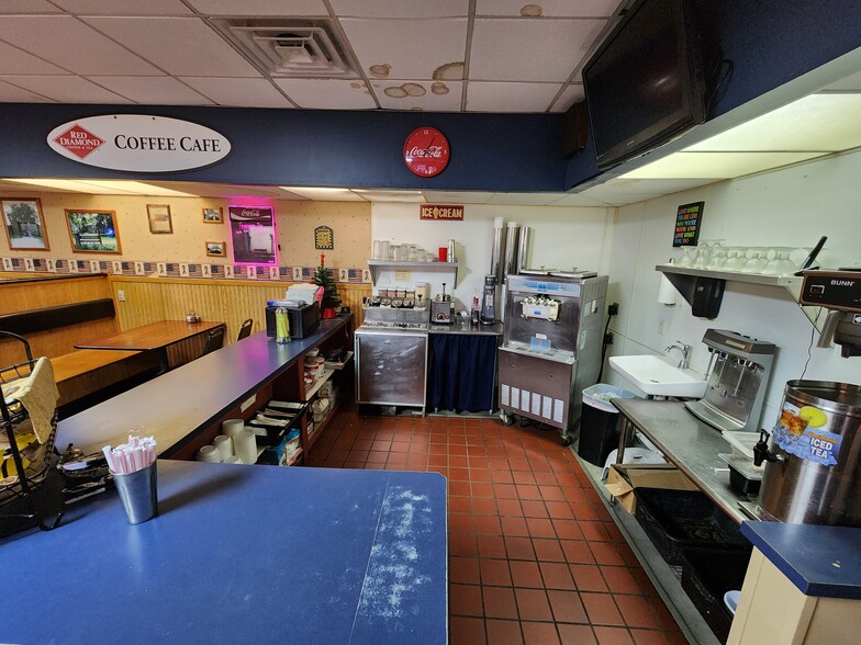 More Photos Of 604 W 7th St, Atlantic Storefront For Sale