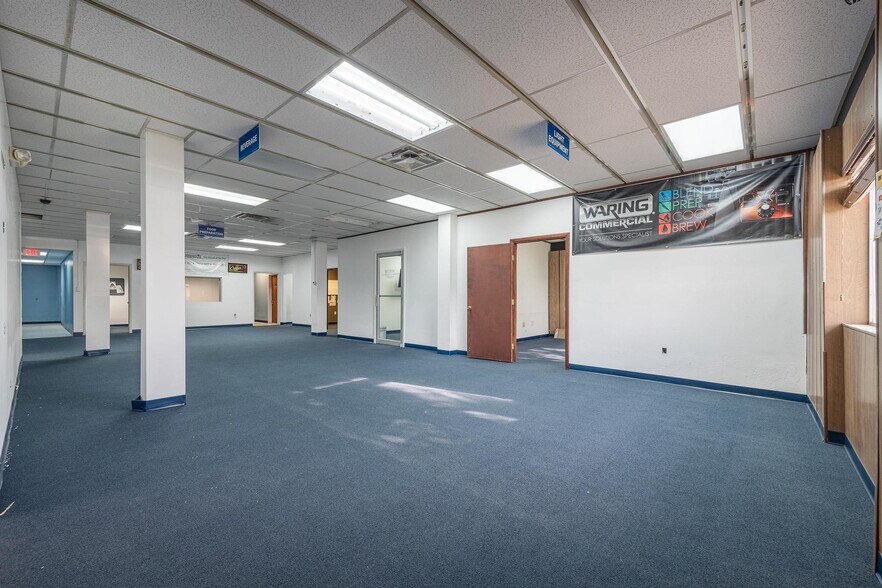 More Photos Of 2546-2578 Fowler St, Fort Myers Warehouse For Lease