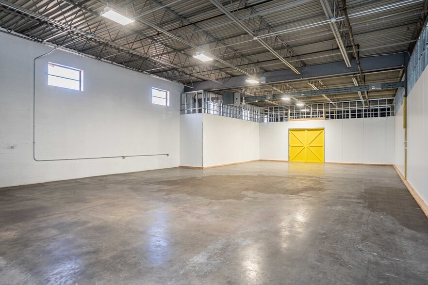 More Photos Of 6 Britton Dr, Bloomfield Warehouse For Lease