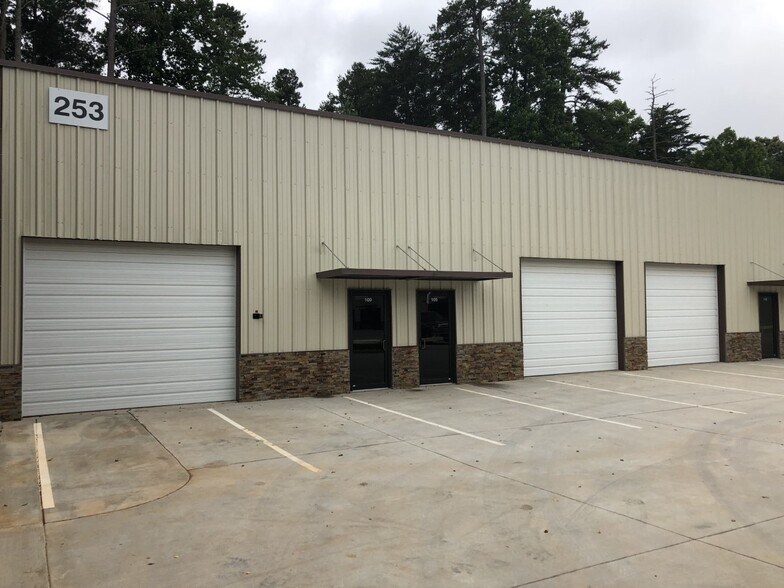 More Photos Of 250 Grogan Dr, Dawsonville Warehouse For Lease