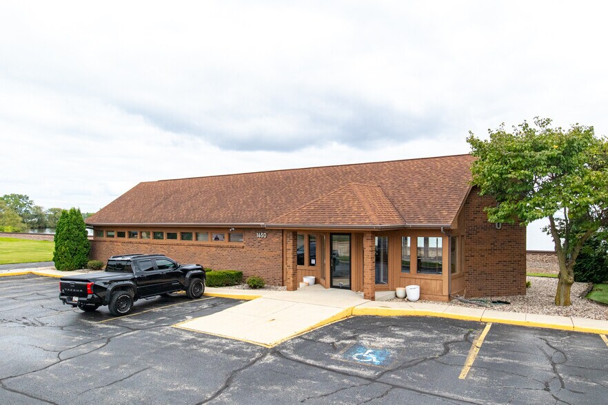 More Photos Of 1650 S Main St, Oshkosh Office For Sale