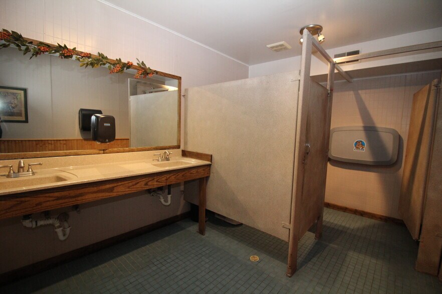 More Photos Of 2403 Sunnyside Dr, Cadillac Restaurant For Sale