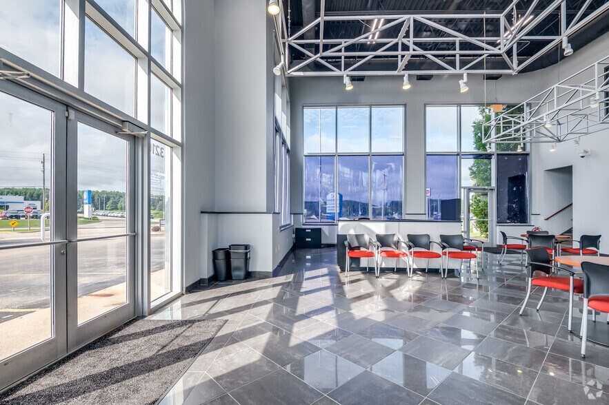 More Photos Of 3210 W Washington St, West Bend Auto Dealership For Lease