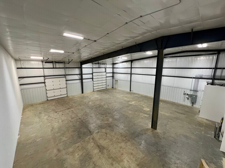 More Photos Of 185 Airport Rd, Fayetteville Warehouse For Lease