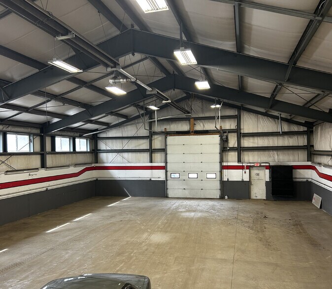 More Photos Of 68 Lafayette Rd, North Hampton Warehouse For Lease