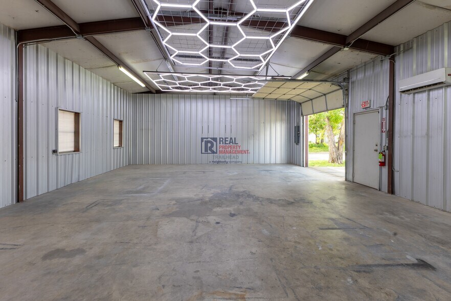 More Photos Of 1201 Barnard Street, Glen Rose Office For Lease