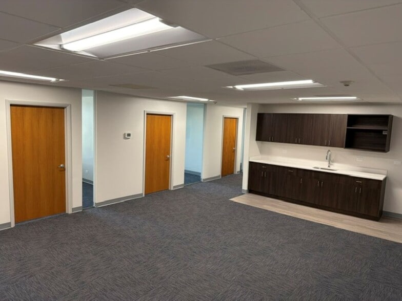 More Photos Of 600-650 Executive Dr, Willowbrook Office For Lease