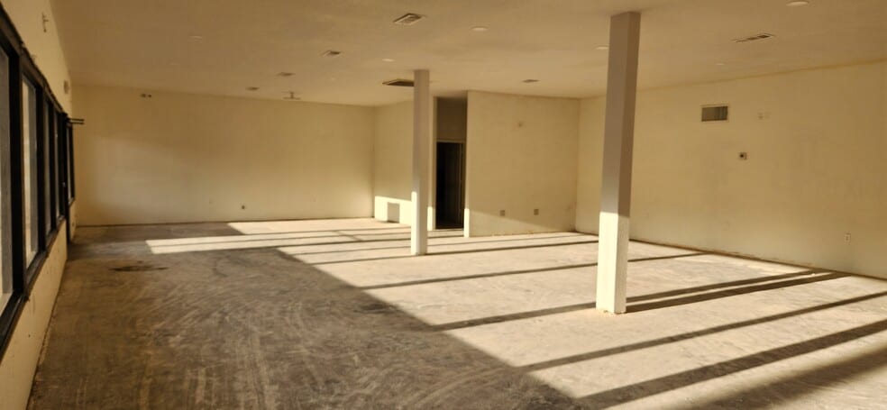 More Photos Of 520 N Broadway St, Joshua Storefront Retail Office For Lease