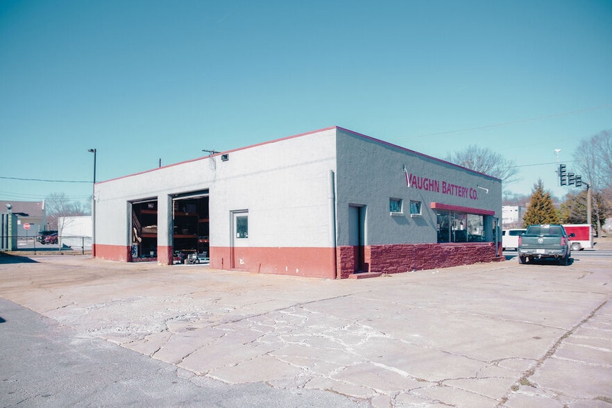 More Photos Of 601 S School Ave, Fayetteville Auto Repair For Sale