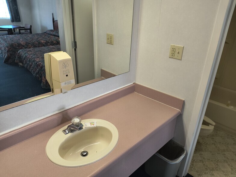 More Photos Of 3500 Green Mountain Dr, Branson Hotel For Sale