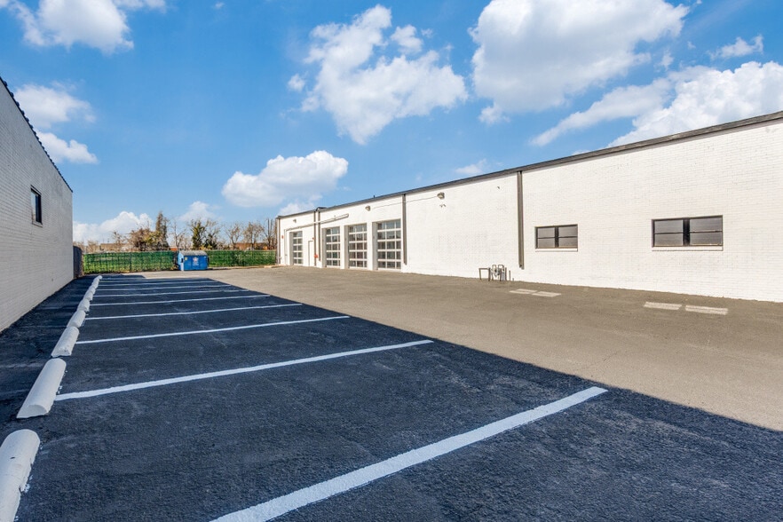 More Photos Of 2711 Irving Blvd, Dallas Light Distribution For Lease
