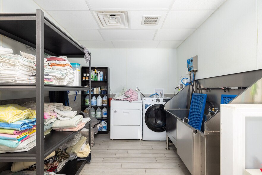 More Photos Of 5617 Dorchester Rd, North Charleston Veterinarian Kennel For Lease