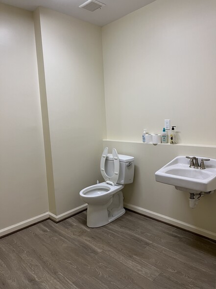 More Photos Of 7252 Benedict Ave, Benedict Storefront Retail Office For Lease