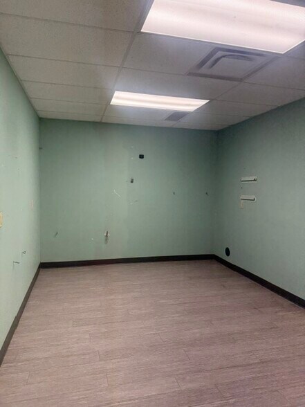 More Photos Of 10141 Coors Blvd NW, Albuquerque Veterinarian Kennel For Lease