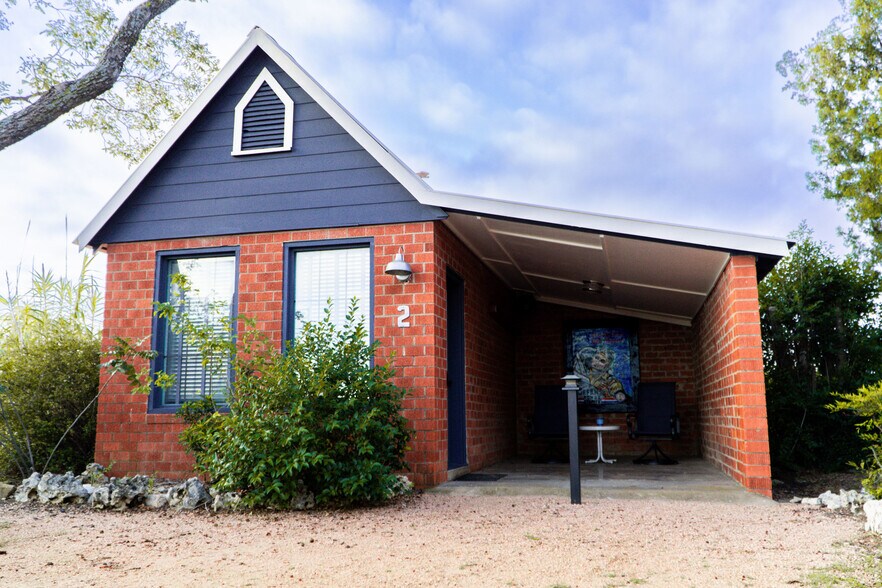 More Photos Of 2710 S Commercial Ave, Coleman Hotel For Sale